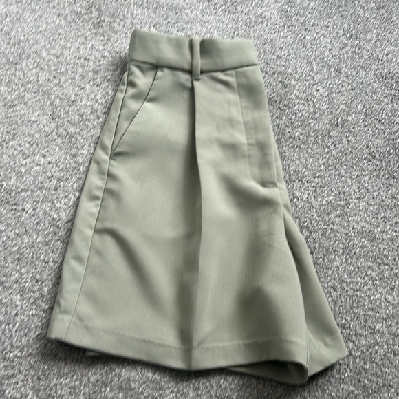Abercrombie and Fitch Sage Green Pleated Trouser Shorts - Picture 5 of 10